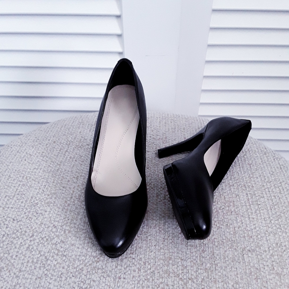 Tahari Gallery Black and Patent Leather Pumps